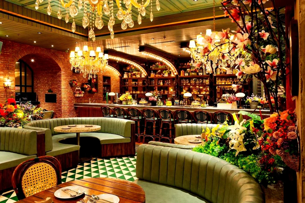 Kisah Pelanggan: Momen Spesial & Kenangan di Cafe Fontana (Ulang Tahun, Pernikahan, Reuni)